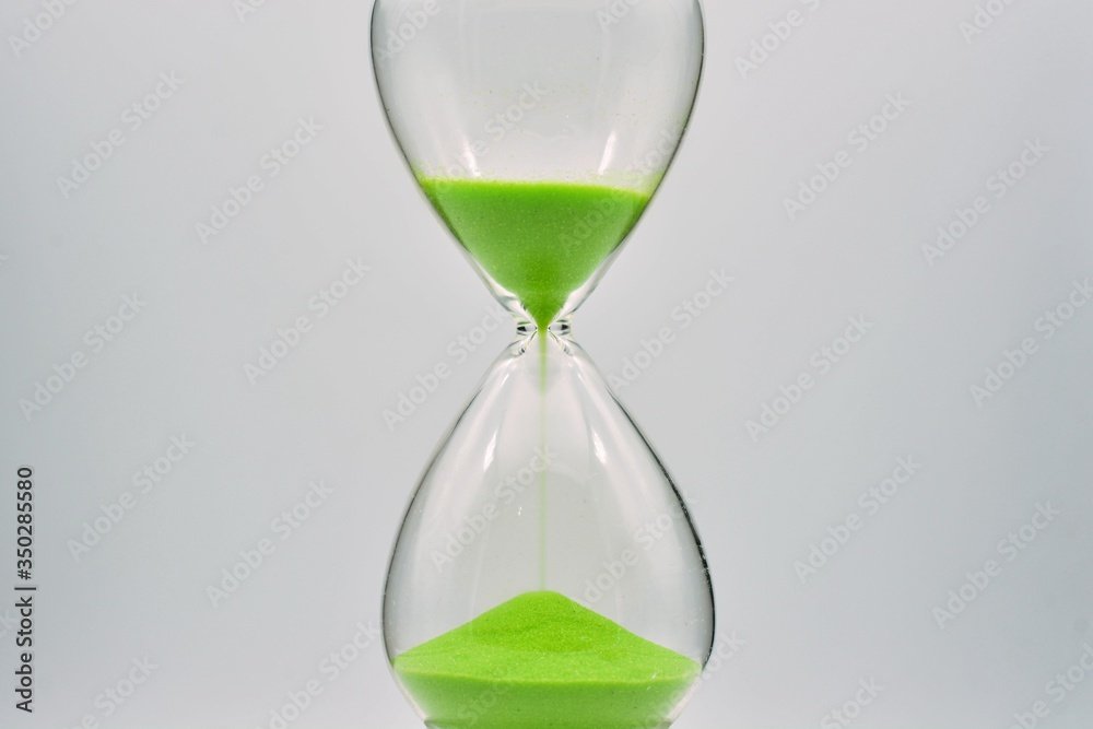 Arena cayendo en un reloj de arena