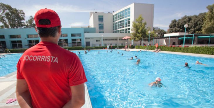 Legislación sobre la presencia obligatoria de socorristas en piscinas públicas