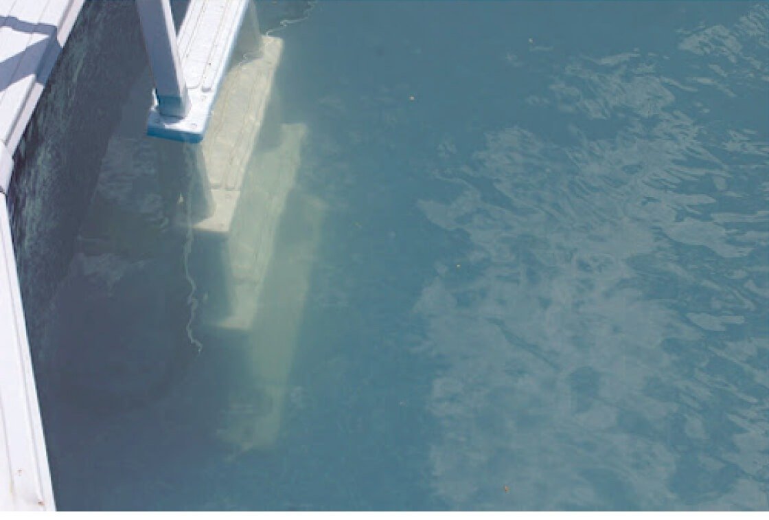 Piscina con agua turbia por exceso cloro