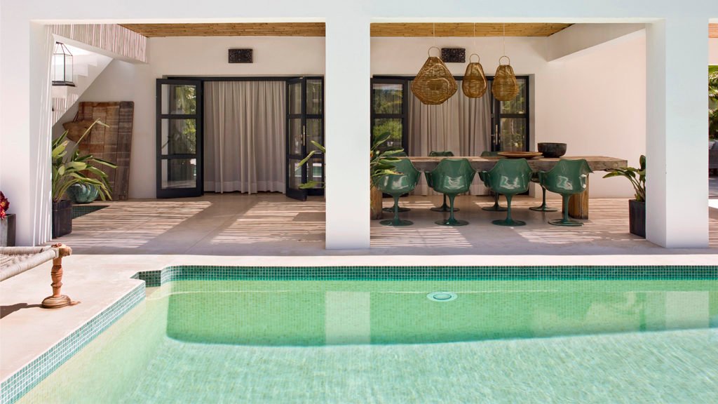 Agua de piscina con diferentes colores