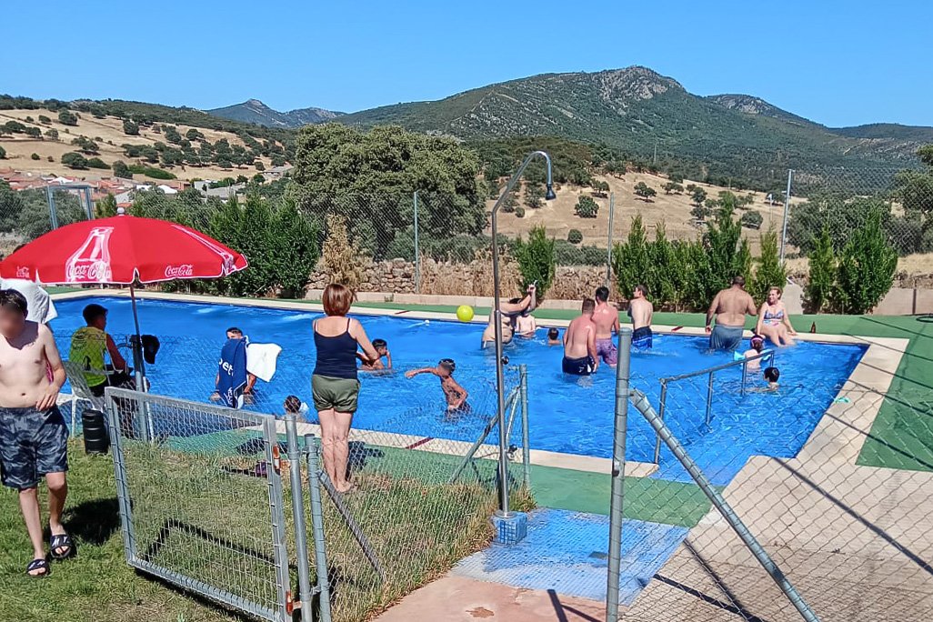 Ciudadania sambenitena disfrutando ayer de su Piscina Municipal