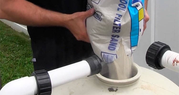 Arena en el filtro de la piscina