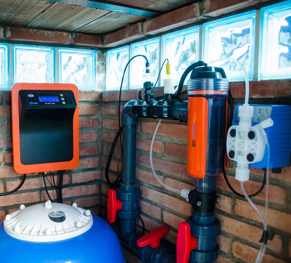 Clorador salino en funcionamiento en piscina