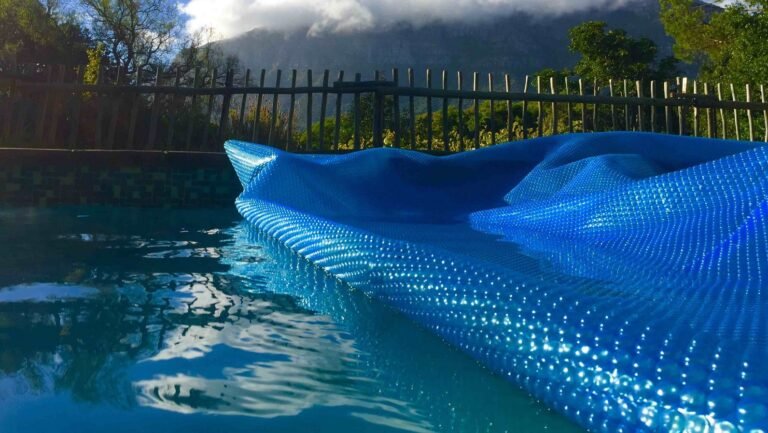 Cómo colocar sábana térmica en tu piscina: Guía y consejos de mantenimiento