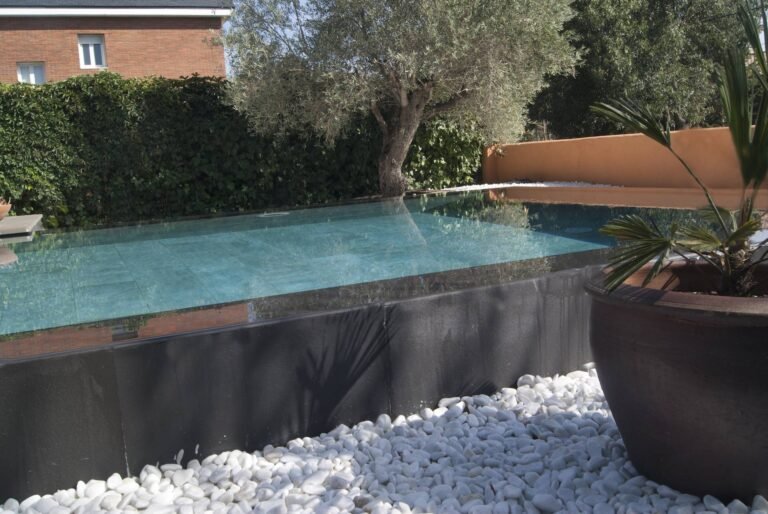 Cómo funciona el borde infinito en una piscina: Guía de mantenimiento y cuidado