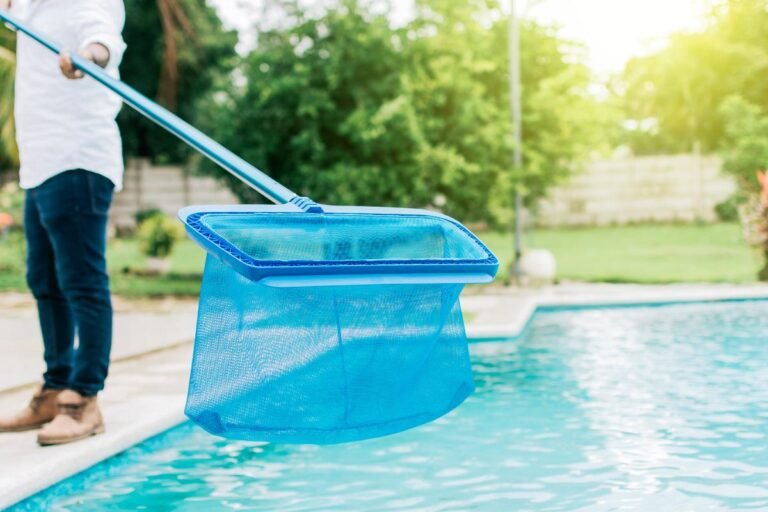 Cómo limpio el fondo de mi piscina sin aspiradora