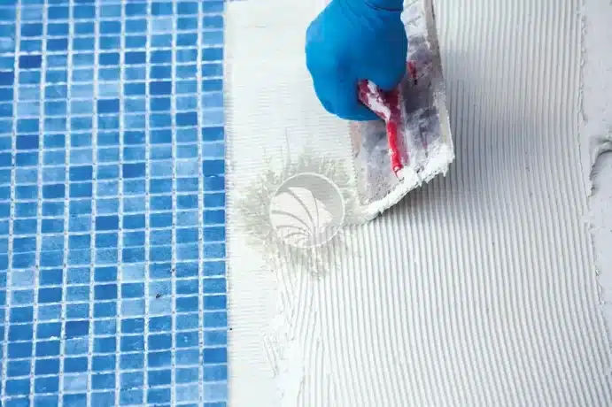 Cómo pintar el gresite de tu piscina: Guía paso a paso