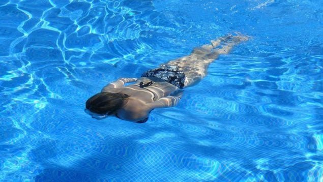 Cómo quitar la cal acumulada en tu piscina: Consejos y técnicas efectivas