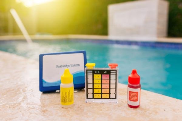 Cómo subir el pH en una piscina salina