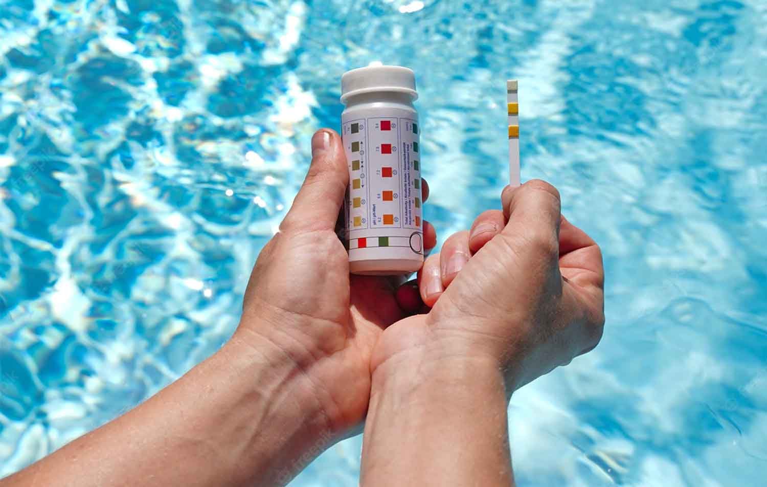 comprobacion ph agua piscina con tira reactiva 1