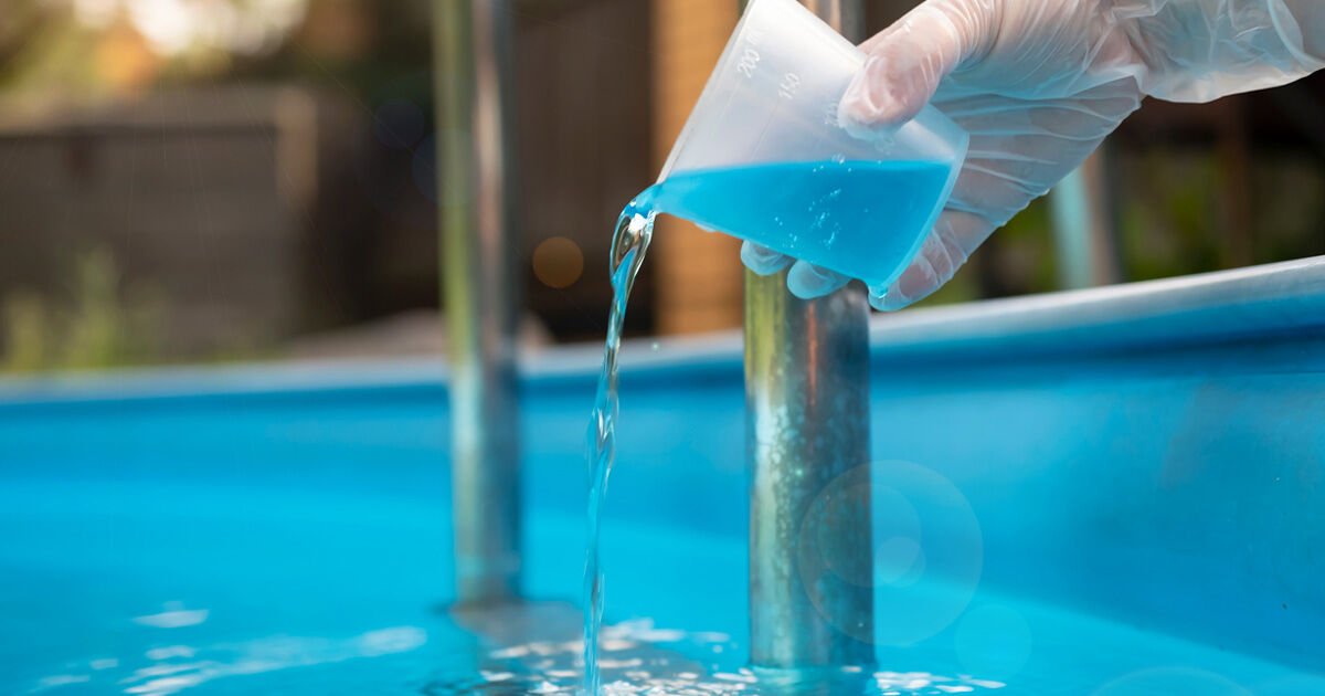 Piscina con cloro de choque disuelto