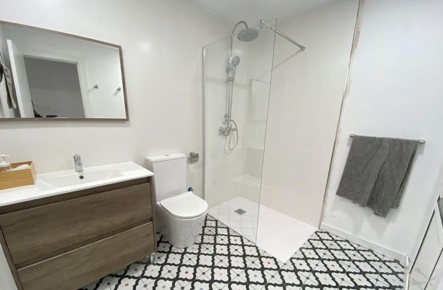 cuanto cobra un albanil por poner un plato de ducha