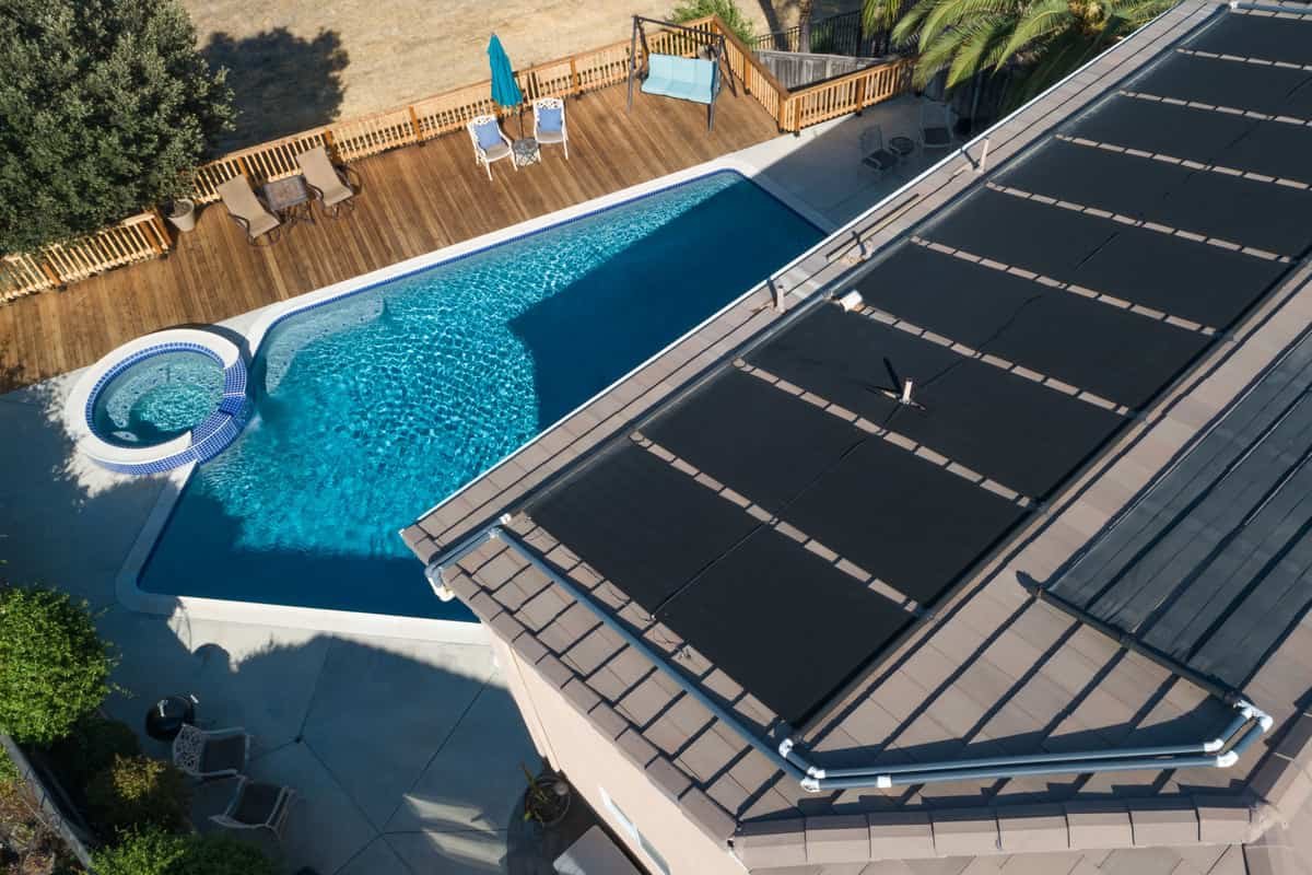 cuantos paneles solares se necesitan para calentar una piscina