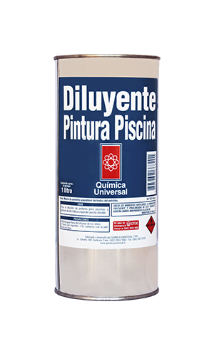 Persona diluyendo pintura en piscina con aguarrás