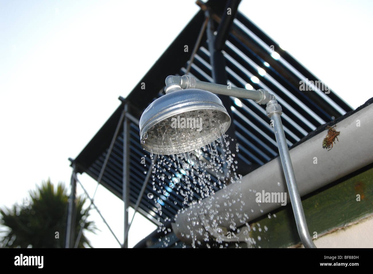 ducha de agua caliente solar en surf shop croyde devon del norte de inglaterra bf880h
