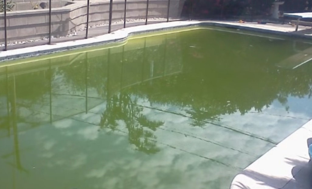 el agua turbia en la piscina