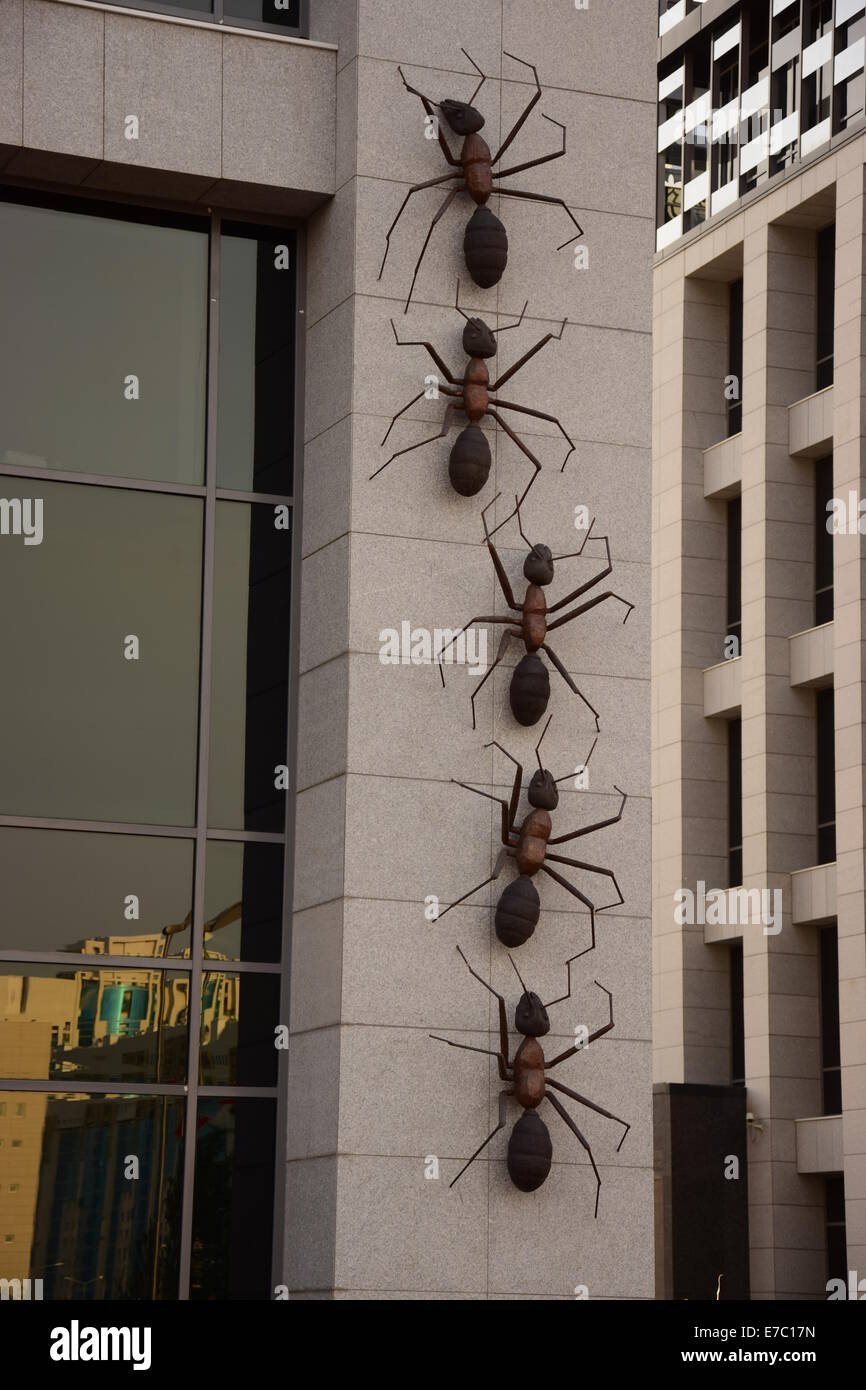 instalacion con algunas hormigas subiendo por la pared cerca del hotel hilton en astana kazajstan e7c17n