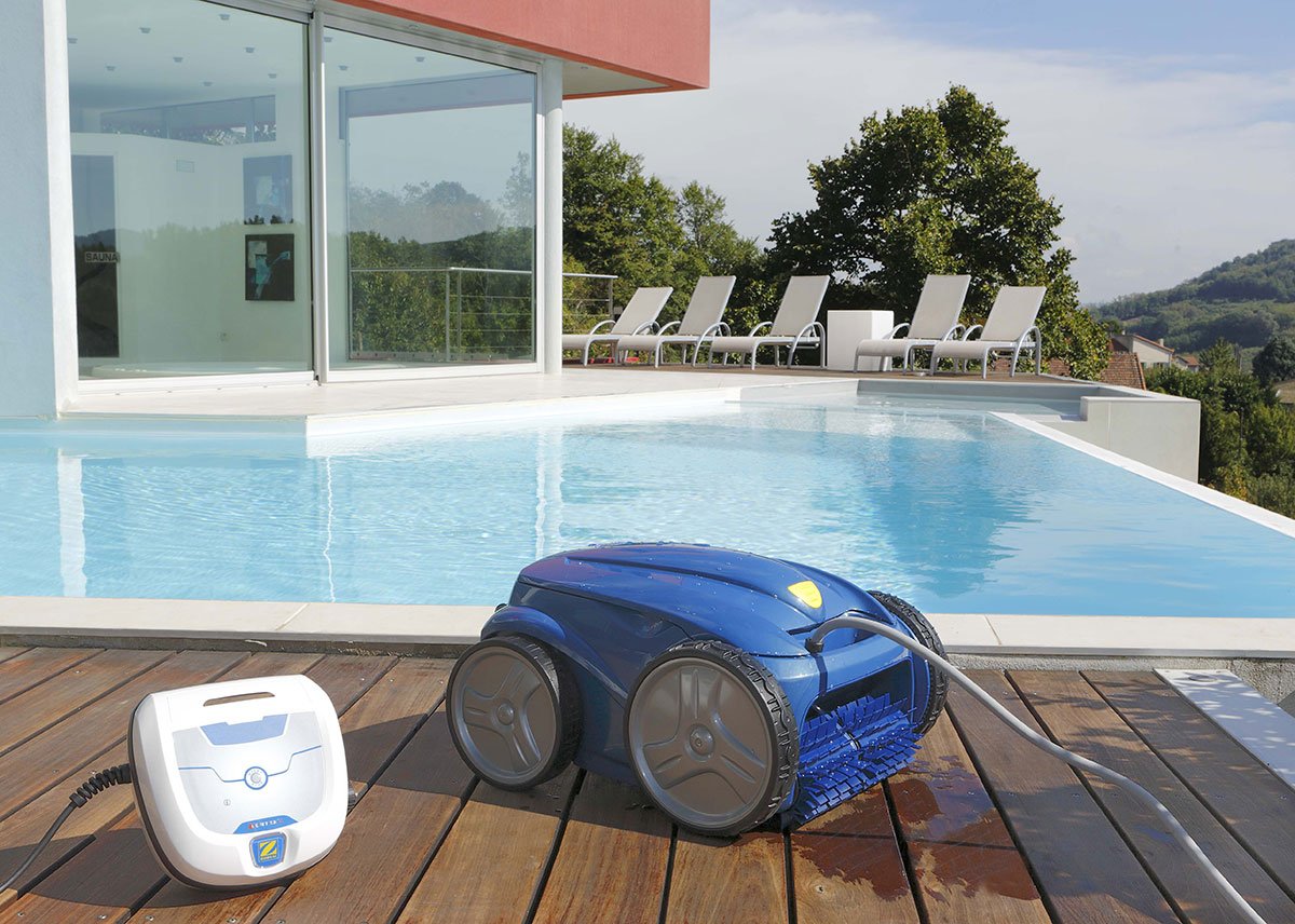 Limpiafondos Zodiac en funcionamiento en piscina cristalina