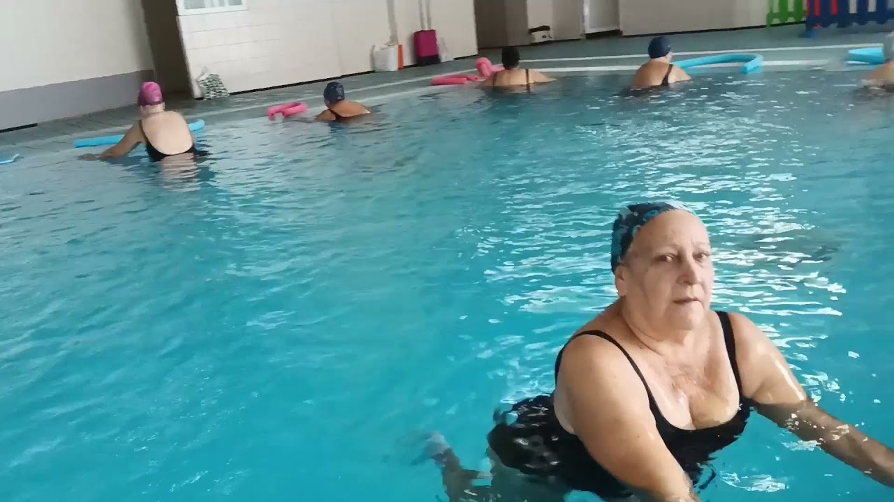 Ejercicios de aquagym en piscina con instructor
