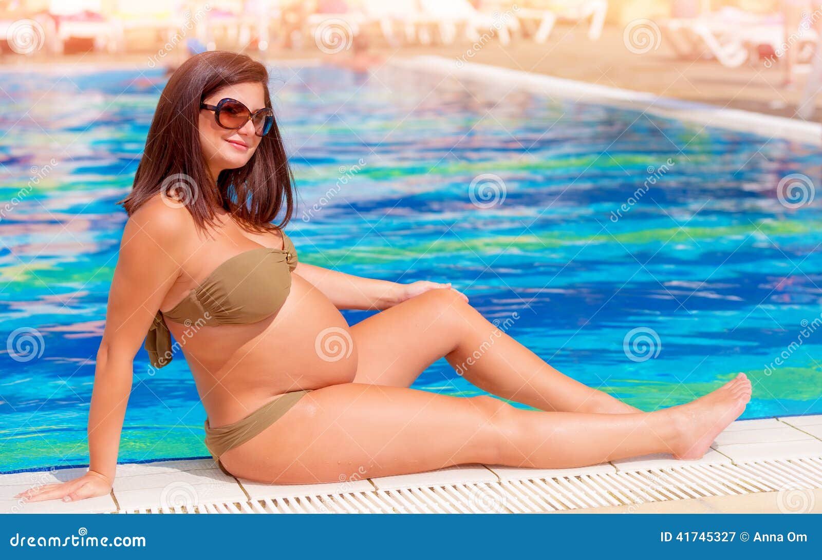 mujer embarazada cerca de la piscina 41745327