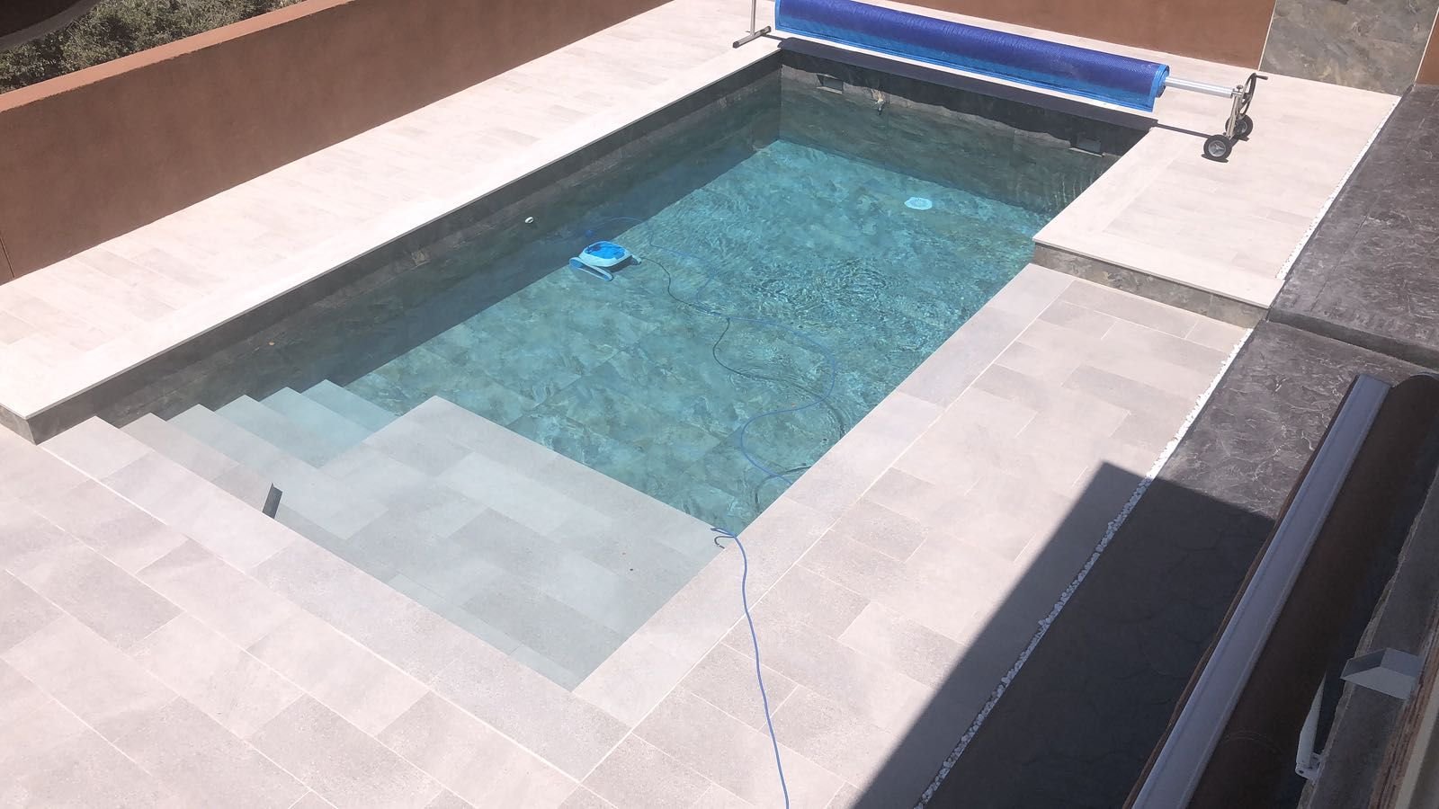 piscina con escaleras de obra