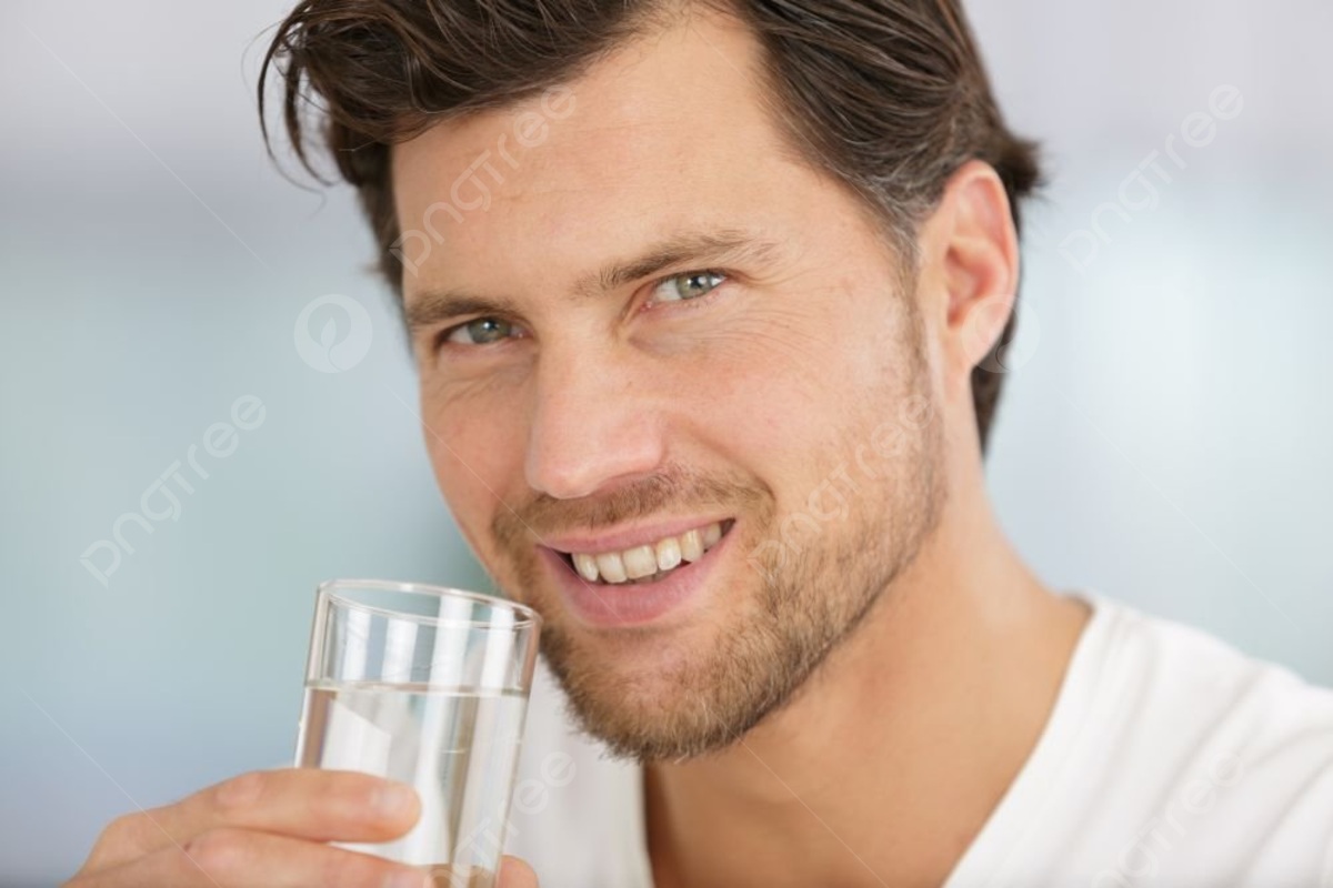 Persona bebiendo agua en un vaso transparente