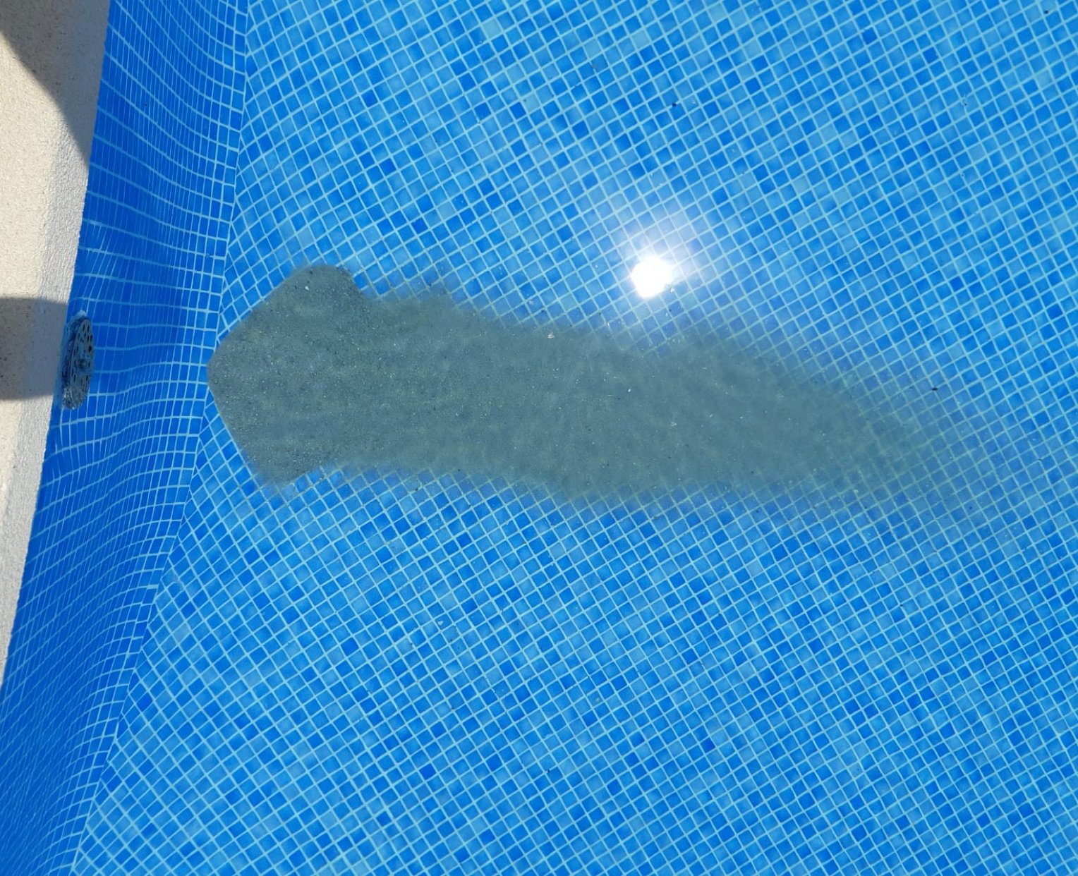 por que la bomba de mi piscina tira arena