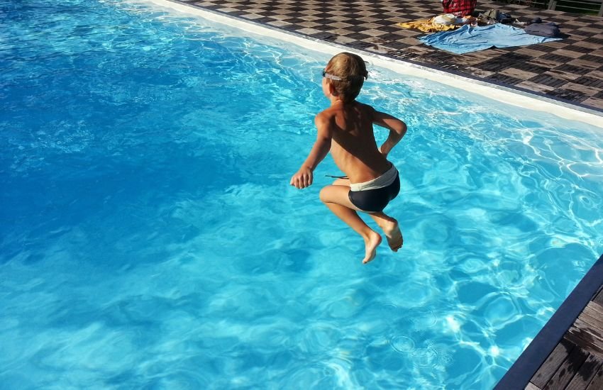 por que pierde agua una piscina consejos de mantenimiento y cuidado