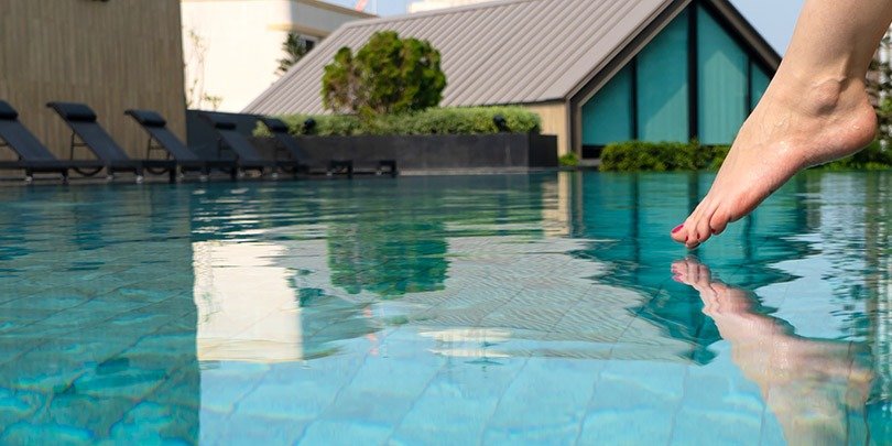 porque resbala suelo piscina