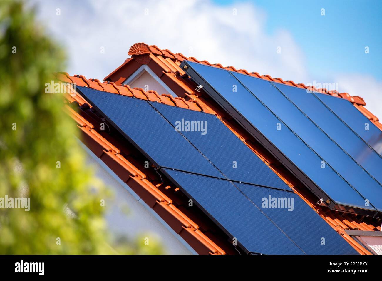 Panel solar térmico en tejado residencial