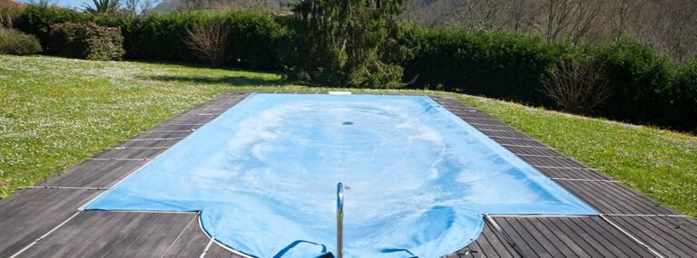 Puedes usar una lona para cubrir una piscina durante el invierno