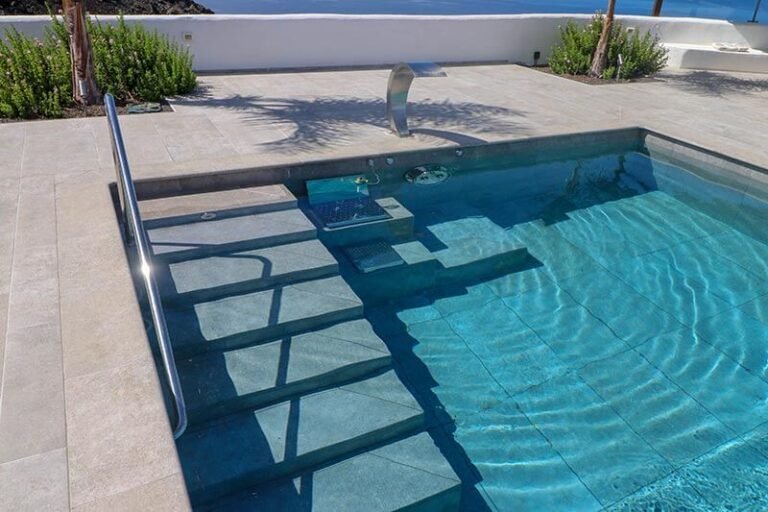 Qué es mejor gresite o porcelánico para el interior de las piscinas