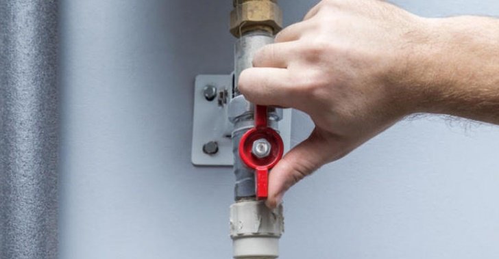 Qué posicion debe tener la llave de paso de agua