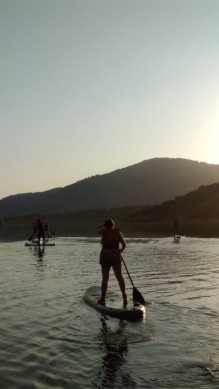rocroi valle del jerte ruta guiada en paddle surf en las aguas tranquilas del rio jerte en extremadura 1