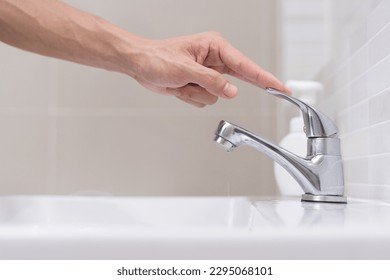 Cómo cerrar las llaves de la piscina para el invierno