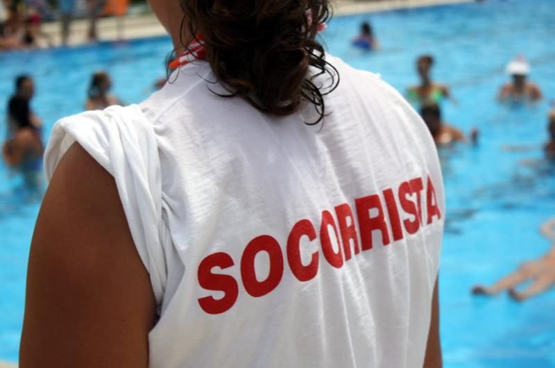 Socorrista supervisando piscina en horario laboral