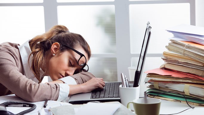 Personas cansadas y deshidratadas en el trabajo