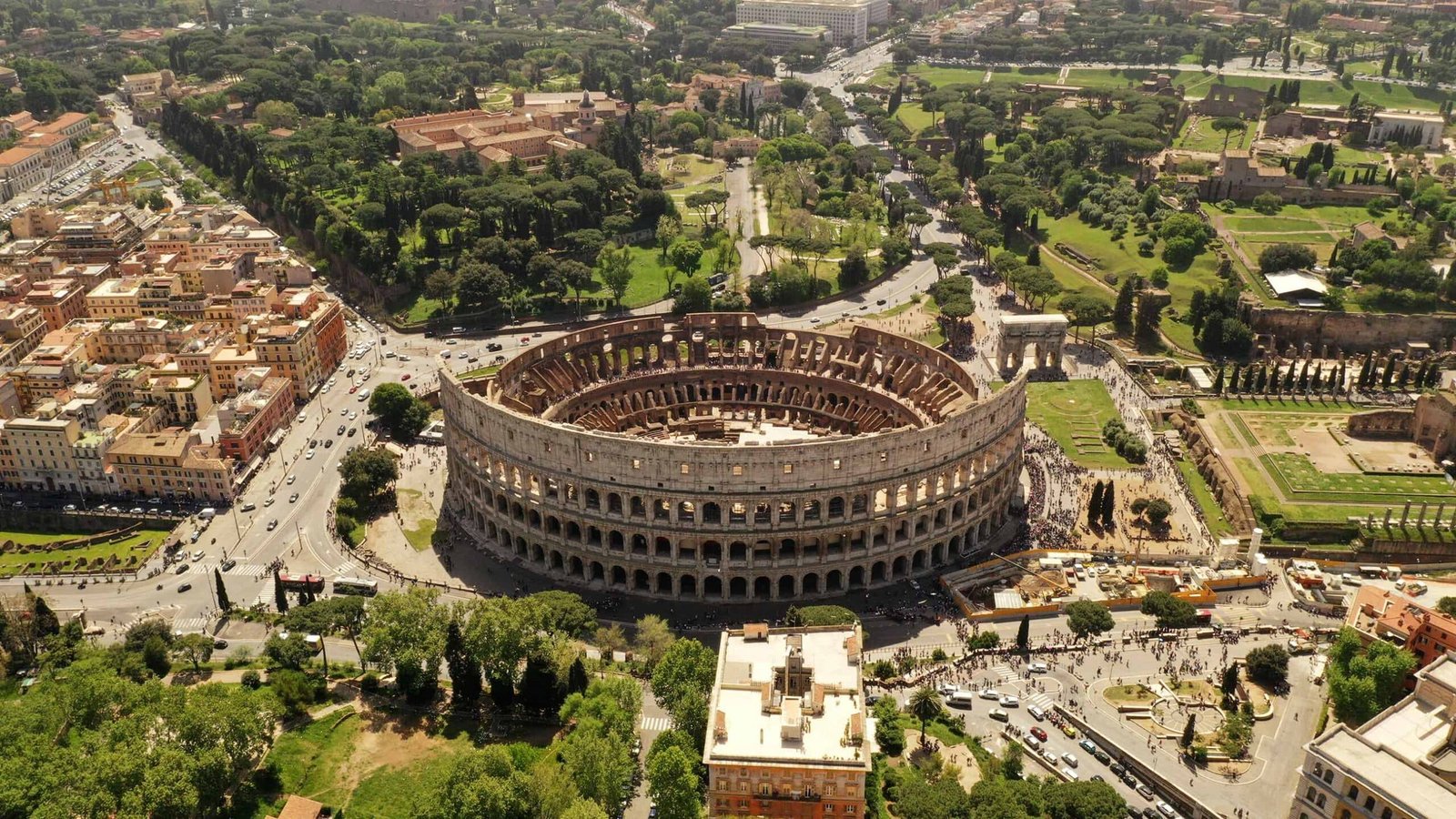 aereo sobrevolando el coliseo romano