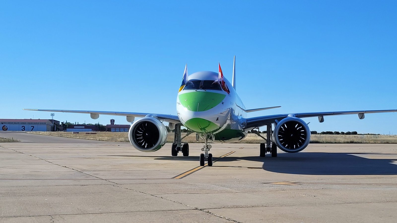 aerolinea binter sobrevolando paisajes canarios scaled