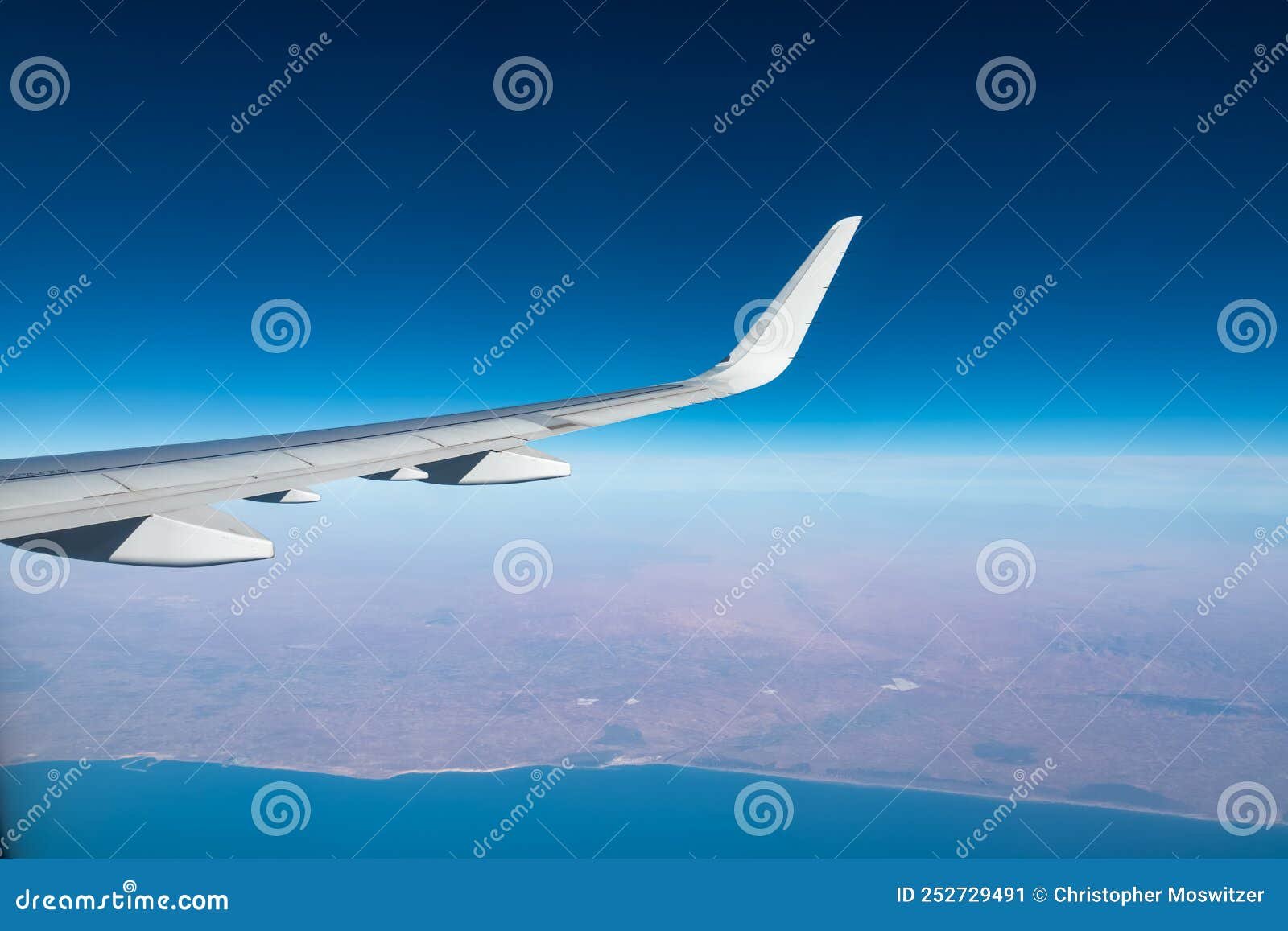 aerolinea sobrevolando paisajes de marruecos