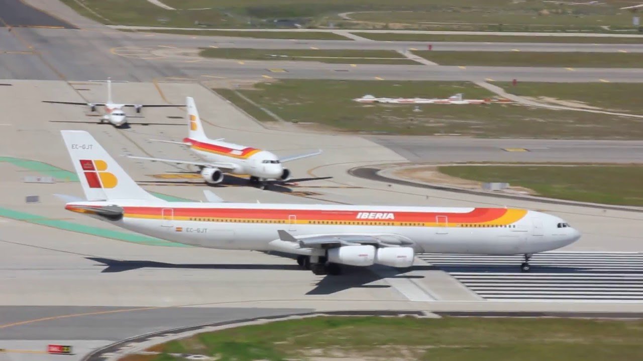 aeropuerto con aviones de iberia despegando