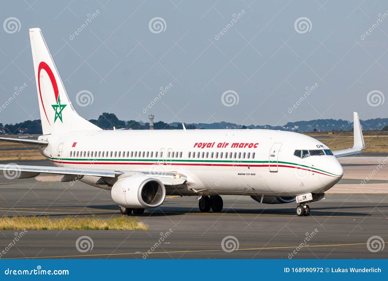 aeropuerto con aviones de royal air maroc