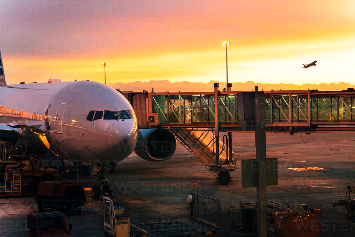 aeropuerto con aviones despegando al amanecer