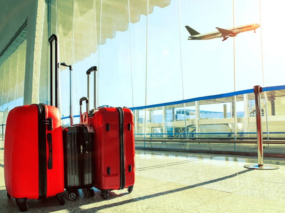 aeropuerto con aviones y maletas de viaje