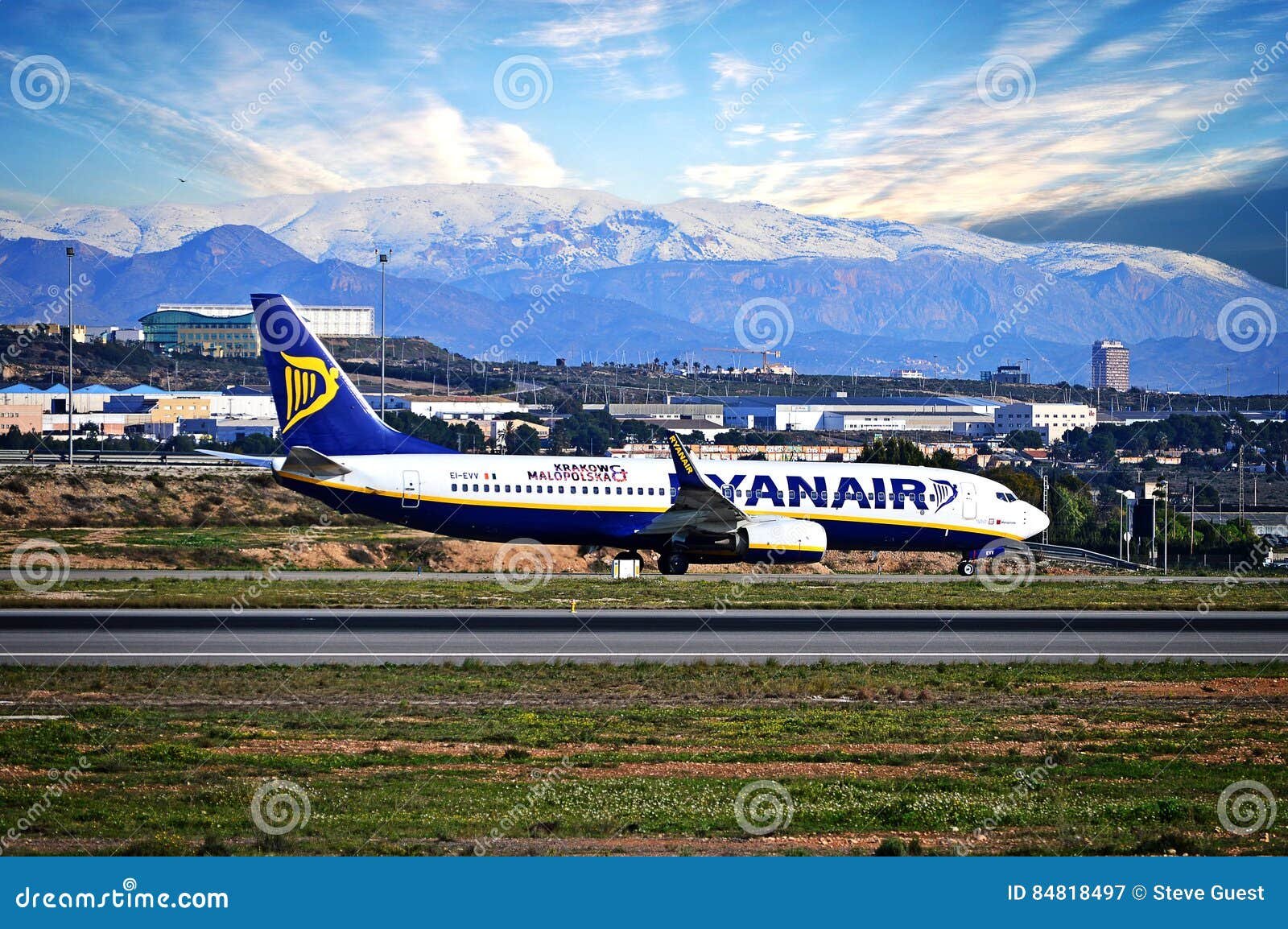 aeropuerto de alicante con aviones de fondo