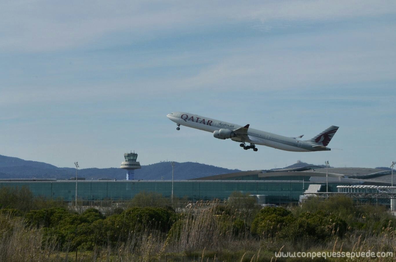 aeropuerto de barcelona con aviones despegando