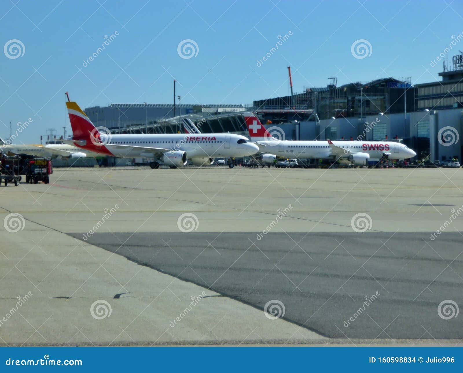 aeropuerto de ginebra con aviones en pista