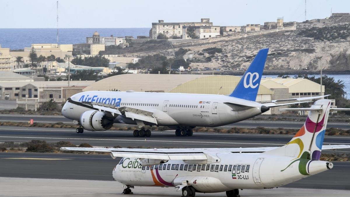 aeropuerto de gran canaria con aviones