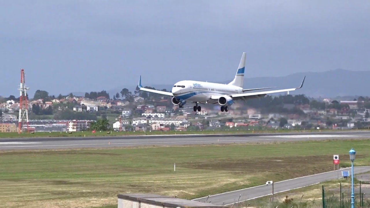 aeropuerto de la coruna con aviones despegando