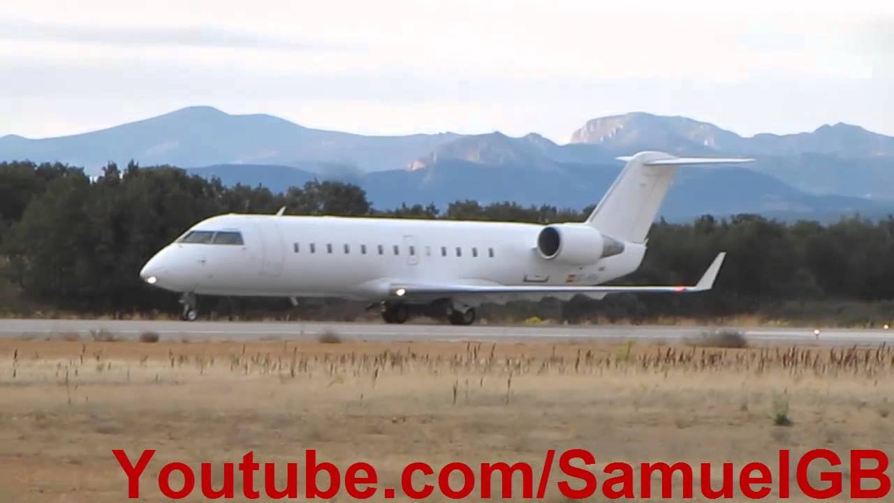 aeropuerto de leon con aviones despegando